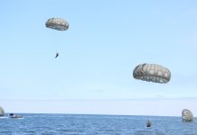 Paracaidistas de la VI División de Ejército saltaron en aguas de Cavancha