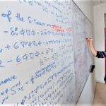 —El Dr. Cristóbal Corral, director del Instituto ICEN de la UNAP, quien estudia aspectos microscópicos de la gravedad.
